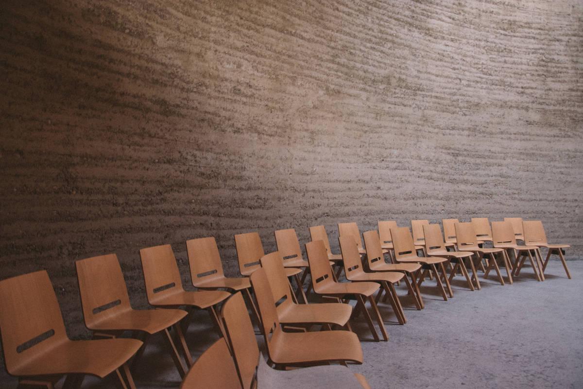Empty wooden seats by daniil kuzelev on Unsplash